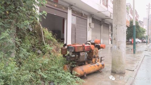 曝光 黔东南一县人行道上有丢弃的废旧机器 轮胎 建筑垃圾等